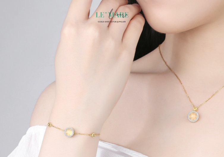 Vòng tay ngọc bích Tinh Tú Dẫn Lối – Vòng tay ngọc bích nữ chạm vào ánh sáng vũ trụ BNVT24 Là quà tặng mẹ, như lời cảm ơn vì cả một đời luôn là sao Bắc Đẩu trong lòng con.Là quà tặng vợ, như ánh sáng nhỏ luôn bên bạn trong những năm tháng đời thường. Là quà tặng bạn gái, người yêu, như một lời hứa lặng thầm: “Dù đêm đen hay bão giông, em vẫn là ngôi sao của anh.” Là quà tặng quý bà, như món đồ đậm chất tinh tế cho người phụ nữ từng trải, hiểu rõ bản thân mình tỏa sáng theo cách riêng. Là quà tặng cao cấp không đơn thuần vì giá trị vật chất, mà vì nó chạm đến chiều sâu tâm hồn.