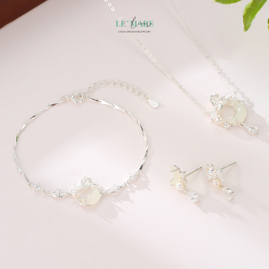 Ngọc Hòa Điền nổi bật bởi vẻ đẹp nhẹ nhàng, trong trẻo và khả năng mang lại sự an lành, cân bằng tâm trí. Đeo dây chuyền ngọc Hòa Điền sẽ giúp bạn thư giãn, giảm căng thẳng và luôn cảm thấy bình an, hạnh phúc trong cuộc sống.