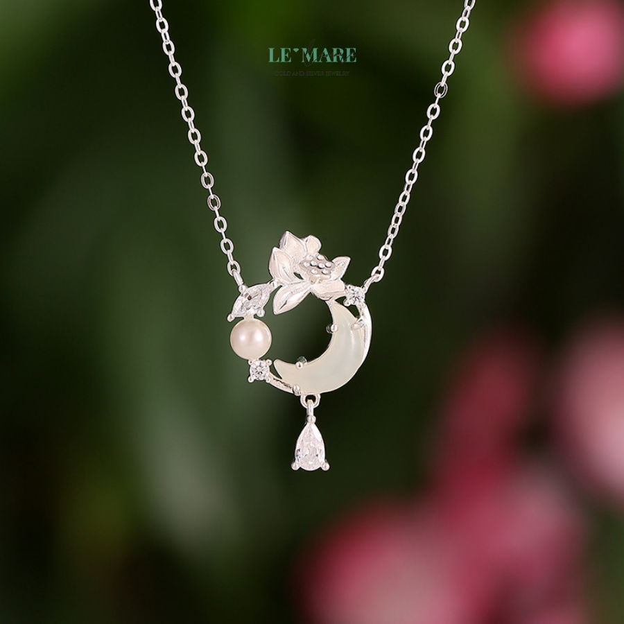 Hoa sen là biểu tượng quen thuộc trong văn hóa Á Đông, đại diện cho sự thuần khiết, thanh cao và giác ngộ. Dù mọc từ bùn lầy, sen vẫn vươn lên mạnh mẽ, nở hoa đẹp đẽ và thanh khiết. Hình ảnh hoa sen dưới ánh trăng càng trở nên thanh tao, an nhiên, gợi nhắc về sự bình yên, thư thái trong tâm hồn mỗi người.