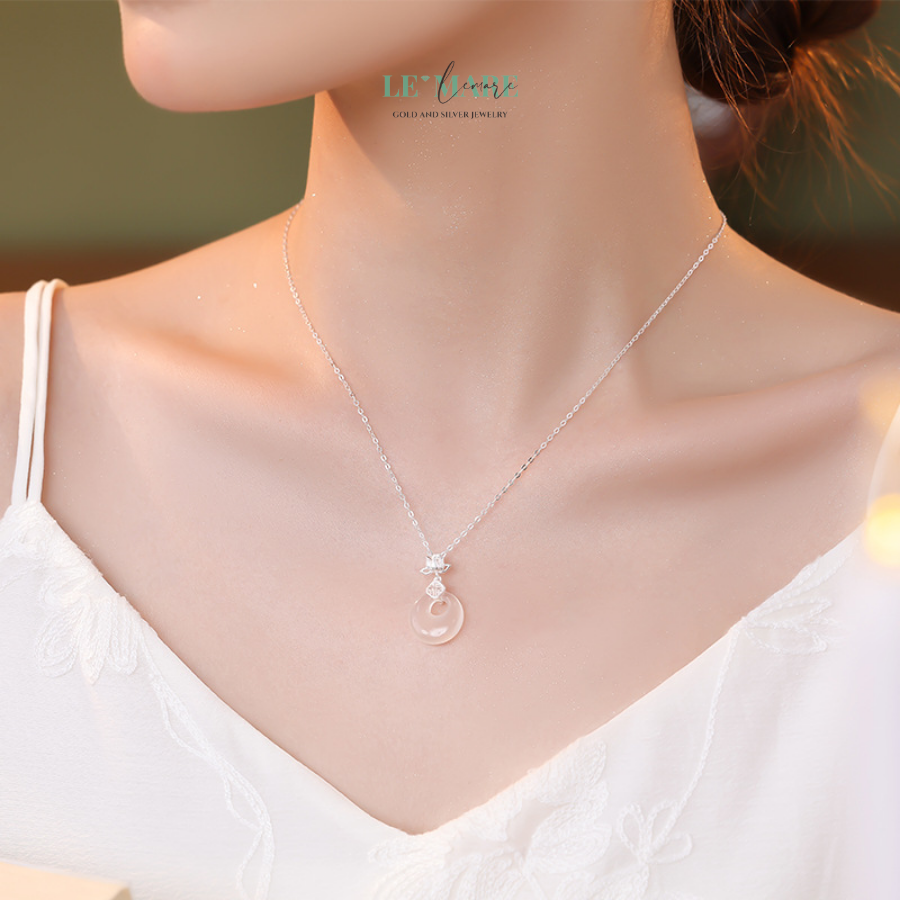 Dây chuyền bạc nữ ngọc Hòa Điền Đồng Điếu Hoa Sen Thuần Khiết của Le'Mare LMJ là một tuyệt phẩm trang sức đầy ý nghĩa, mang đến sự thanh tịnh, bình an và may mắn cho chủ nhân. Kết hợp hoàn hảo giữa chất liệu bạc S925 cao cấp và ngọc Hòa Điền quý hiếm, thiết kế này như một lời nhắc nhở về sự trong sáng và thuần khiết trong tâm hồn.