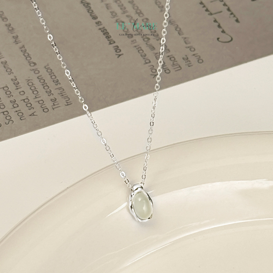 Ngọc Hòa Điền xuất phát từ vùng Tân Cương nổi tiếng với màu sắc dịu dàng và độ trong mờ đặc trưng. Loại ngọc này nổi tiếng với khả năng cân bằng năng lượng, giúp người đeo luôn cảm thấy thư thái, an nhiên và tràn đầy năng lượng tích cực. Người xưa tin rằng đeo trang sức ngọc Hòa Điền sẽ giúp thu hút vận may, bảo vệ sức khỏe và tăng cường sự an lành.