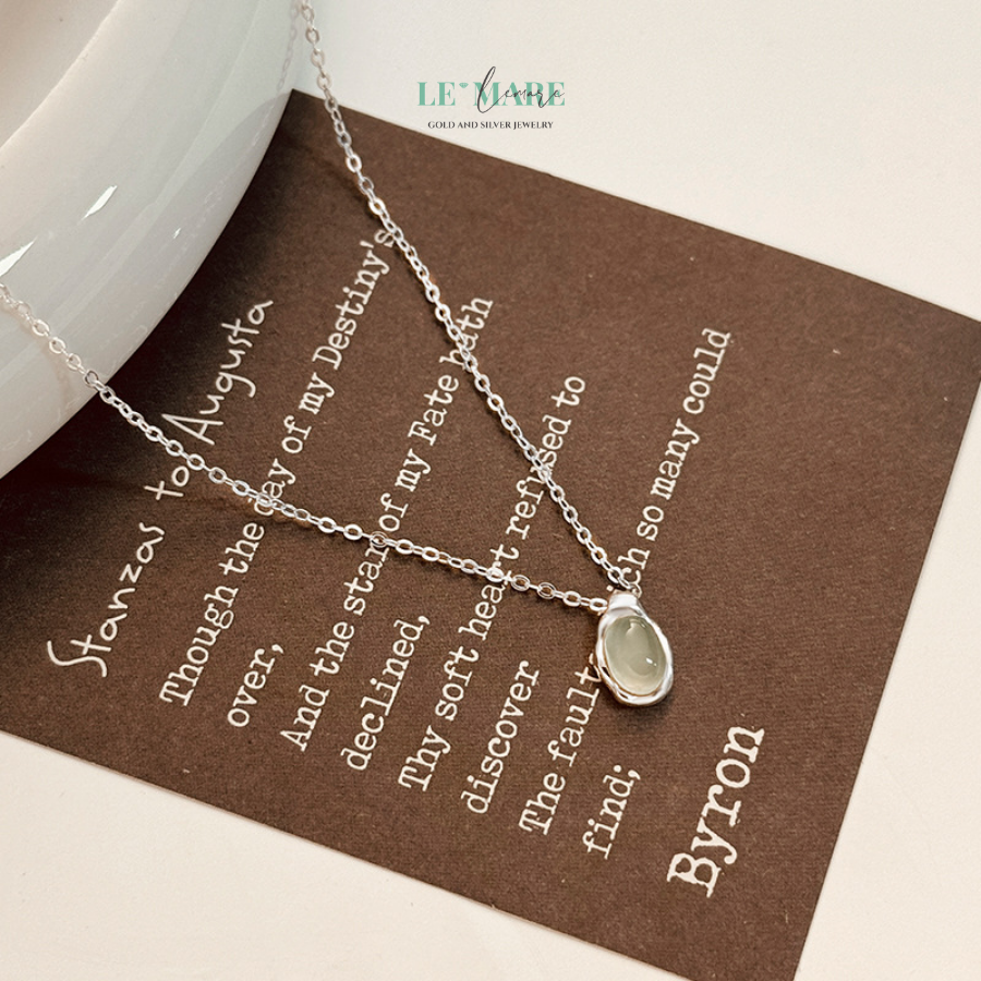 Với tên gọi Sương Sớm Tinh Khôi, dây chuyền bạc nữ này được thiết kế tối giản, tập trung làm nổi bật viên ngọc Hòa Điền tròn mềm mại, trong suốt như một giọt sương sớm tinh khôi, thuần khiết. Sợi dây bạc S925 thanh mảnh, nhẹ nhàng nâng niu viên ngọc, tạo nên tổng thể hài hòa và nữ tính, dễ dàng kết hợp với mọi phong cách thời trang.