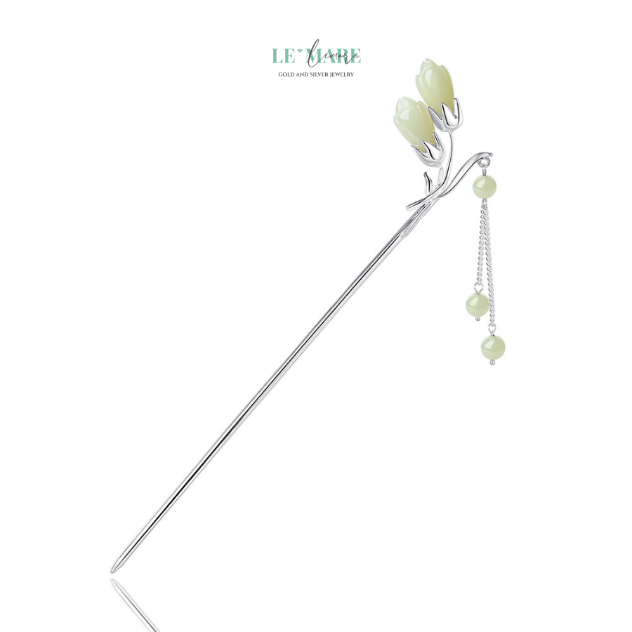 Trâm Cài Tóc Ngọc Bích Nụ Hoa Rạng Đông – Vẻ Đẹp Của Bình Yên và Tỉnh Thức BNTC24 Phần khung trâm được chế tác từ bạc S925 cao cấp, sáng bóng nhưng vẫn giữ được vẻ mềm mại. Các chi tiết được chạm khắc thủ công tạo cảm giác nhẹ nhàng, tinh xảo, thích hợp để phối cùng những bộ trang phục cổ điển, áo dài, hoặc đơn giản là một mái tóc búi nhẹ cho những buổi trà chiều.