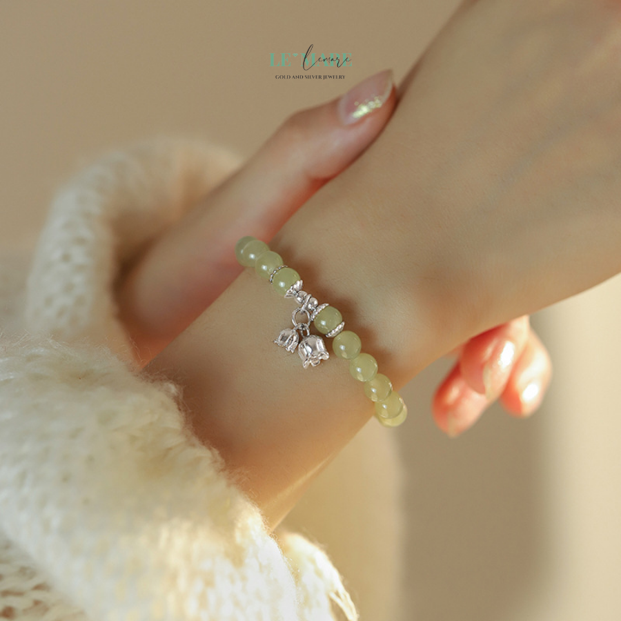 Vòng tay, lắc tay nữ mang tên "Ngọc Tịnh An Nhiên" là món quà tặng mẹ, quà tặng vợ, quà tặng quý bà, hay quà tặng người yêu, bạn gái vô cùng ý nghĩa. Sản phẩm không chỉ mang vẻ ngoài sang trọng mà còn truyền tải thông điệp yêu thương: “Mong em mãi sống an nhiên, đẹp từ tâm hồn”.Dù là dịp sinh nhật, kỷ niệm hay ngày lễ đặc biệt, một chiếc vòng tay ngọc bích nữ luôn là lựa chọn hoàn hảo – một quà tặng cao cấp chứa đựng tình cảm chân thành và tinh tế.