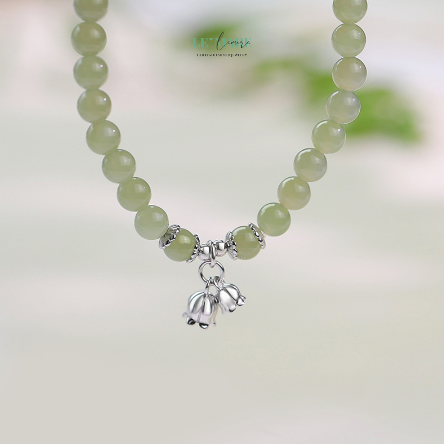 Thiết kế của vòng tay ngọc bích nữ Ngọc Tịnh An Nhiên gây ấn tượng bởi sự tối giản nhưng vô cùng tinh tế. Phần ngọc bích được mài tròn như giọt sương, được bao bọc bởi khung bạc S925 cao cấp – vừa bảo vệ viên đá quý, vừa tôn lên vẻ đẹp trong trẻo, thanh thoát.Chất liệu bạc S925 không chỉ sáng đẹp, bền màu mà còn thân thiện với làn da nhạy cảm. Được chế tác hoàn toàn thủ công, mỗi chiếc vòng là một tuyệt tác mang linh hồn của người nghệ nhân, hướng đến sự an nhiên và thanh lọc từ trong ra ngoài.