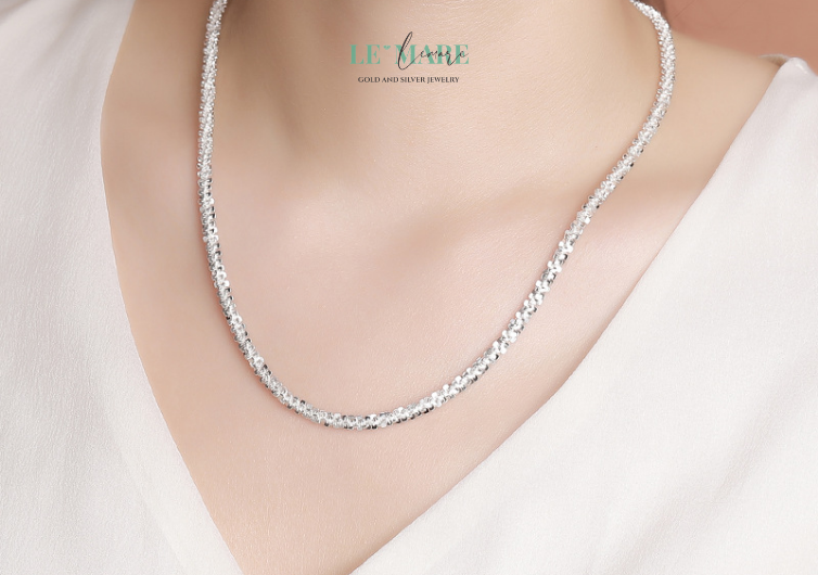 Dây chuyền bạc nữ Lumié – Dây chuyền bạc nữ chạm vào ánh sáng BNDC16 Quà tặng mẹ – như ánh sáng ấm áp của mẹ luôn bao bọc ta.Quà tặng vợ – để nhắc rằng, dù bao năm trôi qua, nàng vẫn là ánh sáng trong tim bạn. Quà tặng bạn gái – ngọt ngào và duyên dáng, như buổi hẹn đầu tiên. Quà tặng người yêu – nhẹ nhàng nhưng đủ sâu để khiến trái tim rung động. Quà tặng cao cấp – cho người phụ nữ xứng đáng với điều đẹp nhất.