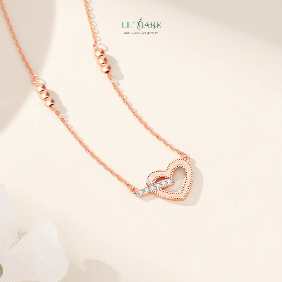 Dây Chuyền Bạc Nữ Trái Tim Đang Yêu – Ngọt Ngào Và Say Đắm BNDC69 Lấy cảm hứng từ trái tim đang yêu, mẫu dây chuyền bạc này như một nốt nhạc nhẹ ngân lên giữa bản tình ca dịu dàng. Mặt dây được chế tác thủ công, tạo hình trái tim uốn lượn mềm mại với những đường cong hoàn hảo, mang đến cảm giác vừa ngọt ngào vừa sâu lắng. Bề mặt bạc được đánh bóng tinh xảo, phản chiếu ánh sáng như ánh nhìn lấp lánh của người đang yêu.