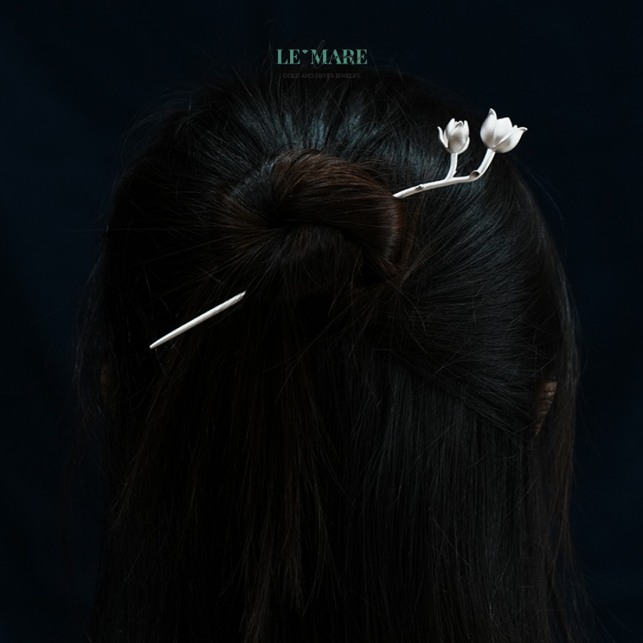 Trâm Cài Tóc Nụ Hoa E Ấp – Duyên Dáng Thanh Xuân - Bạc S925 BNTC16 Một thiết kế dịu dàng như khúc nhạc mùa xuân vừa cất lên, Trâm Cài Tóc Nụ Hoa E Ấp là biểu tượng của sự tinh khôi, vẻ đẹp nhẹ nhàng nhưng đầy cuốn hút của người phụ nữ trong thời thanh xuân rực rỡ.