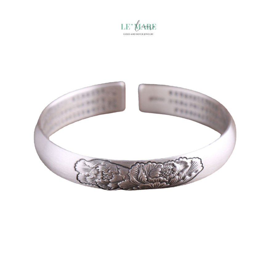 Vòng Tay Bạc Nữ Sen Thủy BNVT47 Quà tặng mẹ – Như một lời tri ân cho cả một đời tảo tần, vững chãi và dịu dàng như hoa sen giữa gió.Quà tặng vợ – Một dấu ấn thanh xuân, một món quà lưu giữ tình yêu nhẹ nhàng nhưng sâu bền. Quà tặng bạn gái, người yêu – Gửi gắm sự trân trọng, mong một tình yêu tinh khiết và chân thành như những cánh sen đầu mùa. Quà tặng quý bà – Dành cho những người phụ nữ đã đi qua năm tháng, vẫn giữ khí chất điềm đạm và thanh lịch.
