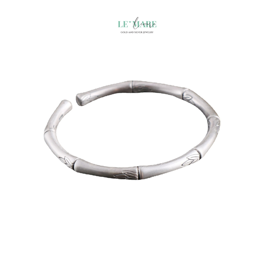 Vòng Tay Bạc Nữ Trúc Quang BNVT50 Không giống như những món trang sức khác, vòng tay bạc nữ Trúc Quang mang đến một vẻ đẹp trường tồn và tinh tế. Thiết kế đơn giản nhưng đầy ấn tượng, chiếc vòng tay này dễ dàng kết hợp với mọi trang phục, từ những bộ đồ công sở thanh lịch đến những bộ đầm dạ hội sang trọng.Sự tinh tế và nhẹ nhàng của Trúc Quang sẽ khiến người đeo luôn cảm thấy tự tin và nổi bật trong bất kỳ hoàn cảnh nào.
