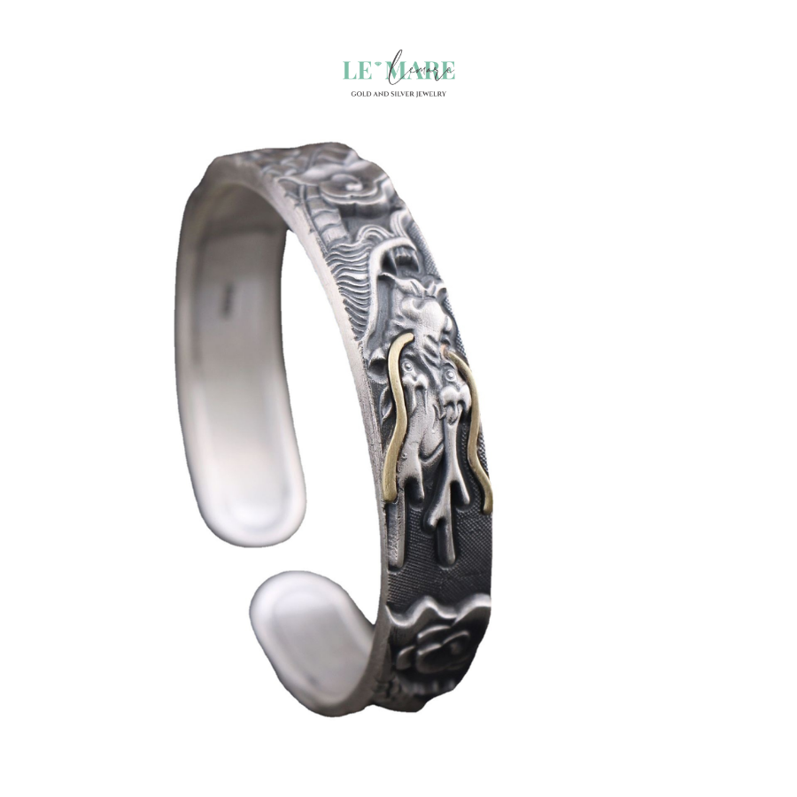 Vòng Tay Bạc Minh Long BNVT52 Rồng trong thiết kế vòng tay bạc Minh Long không chỉ là hình ảnh của một sinh vật huyền bí, mà còn là biểu tượng của những điều tốt lành trong cuộc sống. Nó tượng trưng cho sự thịnh vượng, may mắn và sức mạnh bất diệt.Chiếc vòng tay bạc này không chỉ làm nổi bật vẻ ngoài của người đeo, mà còn giúp người sở hữu cảm nhận được sự tự tin, quyền lực và may mắn trong từng khoảnh khắc.
Với vòng tay bạc Minh Long, bạn không chỉ đeo một món trang sức. Bạn mang theo một phần của lịch sử, một biểu tượng mạnh mẽ về sự bảo vệ và trường thọ.