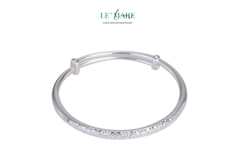 Sắc Hoa Xuân – Vòng Tay Bạc Nữ Tô Điểm Vẻ Đẹp Dịu Dàng Như Mùa Xuân Đầu Năm BNVT04 Được sinh ra từ cảm hứng hoa xuân – biểu tượng của sự khởi đầu, của hy vọng, của niềm tin và vẻ đẹp vĩnh cửu – Sắc Hoa Xuân không chỉ là trang sức, mà còn là một mảnh hồn nghệ thuật. Mỗi lần đeo lên cổ tay là một lần cảm nhận hơi thở của mùa xuân, là một lần nhắc nhớ về sự tươi mới trong chính trái tim mình.