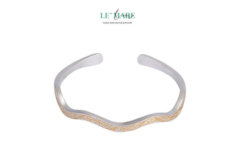Nguyệt Kim – Vòng Tay Bạc Nữ Nhẹ Tựa Ánh Trăng, Sáng Như Sắc Vàng BNVT09 Mỗi chiếc vòng tay bạc nữ đều mang một linh hồn. Và Nguyệt Kim là hiện thân của sự an yên, của vẻ đẹp không vội vã, không hào nhoáng, nhưng lại sâu sắc và đầy chiều sâu.Nếu bạn đang tìm kiếm một món trang sức để nói thay lời yêu thương, hay chỉ đơn giản là để tặng cho chính mình – để nhắc nhở rằng bạn xứng đáng với những gì đẹp đẽ nhất – thì Nguyệt Kim chính là sự lựa chọn không thể hoàn hảo hơn.
Nguyệt Kim – một vầng trăng đeo tay, một chút ánh sáng vàng đọng lại giữa những khoảnh khắc dịu dàng nhất của cuộc đời.'