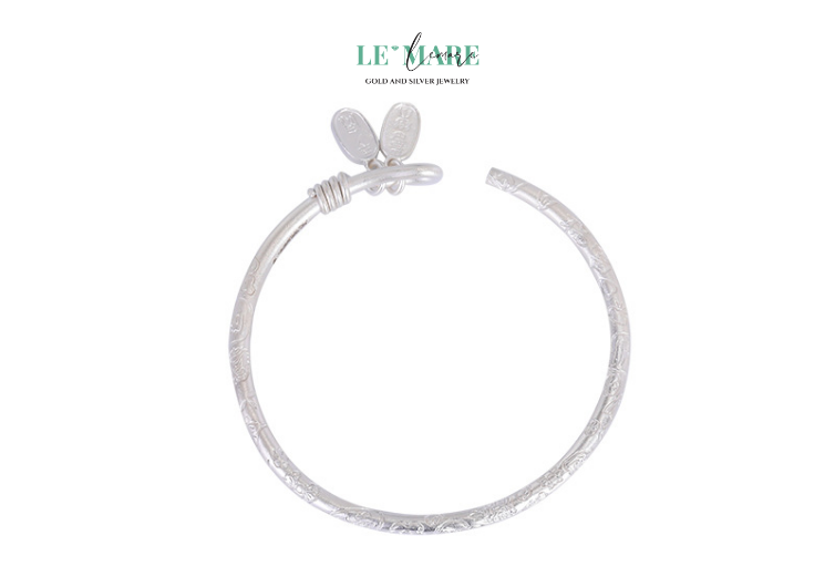 Vòng Tay Bạc Nữ “Mỹ Điệp” – Cánh Bướm Của Vẻ Đẹp Thanh Nhẹ BNVT12 Giữa muôn vàn món trang sức bạc, “Mỹ Điệp” không phô trương mà vẫn nổi bật, không ồn ào mà vẫn khiến ánh nhìn dừng lại. Bởi nó là sự kết hợp hoàn hảo giữa vẻ đẹp mỹ miều của cánh bướm và chất liệu bạc tinh khôi, mang theo thông điệp của sự mềm mại, kiêu hãnh và nữ tính sâu sắc.