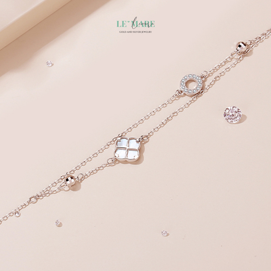 Vòng tay bạc nữ Lucky Clover BNVT35 Vòng tay bạc nữ Lucky Clover là một tác phẩm tinh xảo được chế tác từ bạc S925 cao cấp, với các chi tiết sắc nét và hoàn thiện tỉ mỉ. Nhưng điều khiến chiếc vòng này đặc biệt chính là sự xuất hiện của ngọc bích – một trong những chất liệu quý giá và được yêu thích trong trang sức. Ngọc bích không chỉ mang lại vẻ đẹp thanh thoát mà còn được cho là có khả năng mang lại may mắn, tài lộc và sự bình an cho chủ sở hữu.Hình ảnh cỏ 4 lá khắc trên chiếc vòng tay không chỉ làm tăng thêm vẻ đẹp tự nhiên của món trang sức mà còn mang đến một thông điệp rõ ràng: May mắn và hạnh phúc sẽ luôn ở bên bạn. Cỏ 4 lá là biểu tượng của sự hiếm có, của những điều tốt đẹp trong cuộc sống, và chiếc vòng tay nữ này chính là cách tuyệt vời để bạn mang theo sự may mắn mỗi ngày.