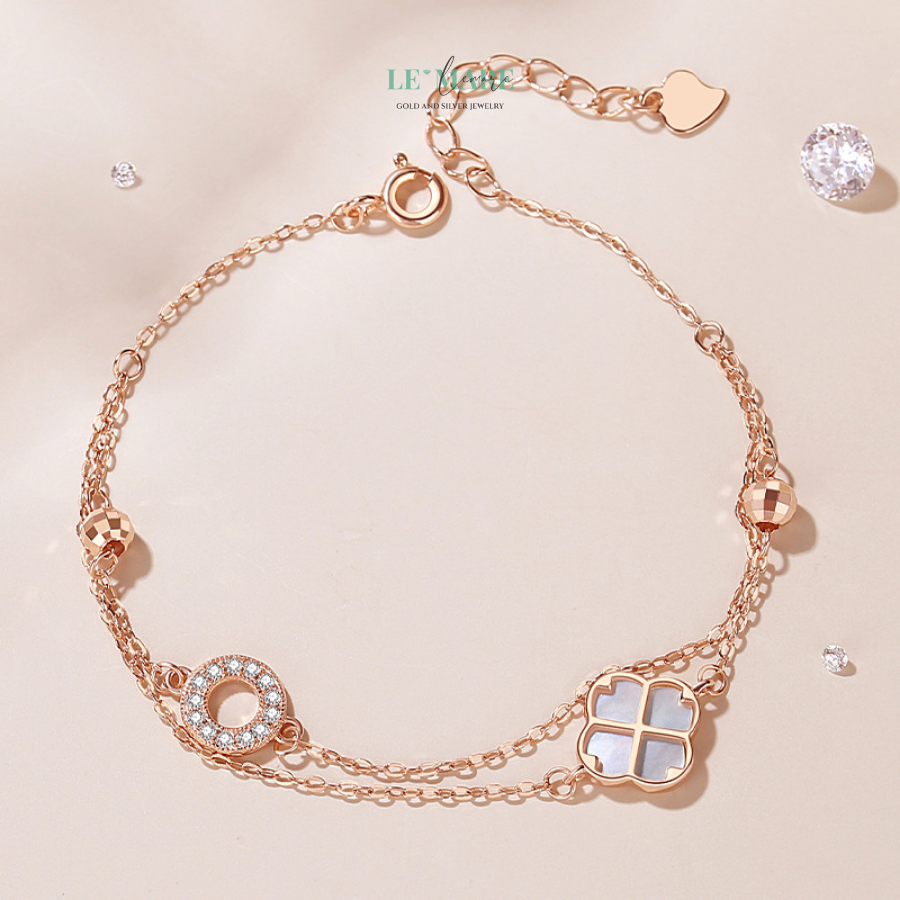 Vòng tay bạc nữ Lucky Clover BNVT35 Quà tặng mẹ: Vòng tay bạc Lucky Clover là món quà tuyệt vời để thể hiện tình yêu và sự trân trọng dành cho mẹ. Dành cho những người mẹ luôn vất vả hy sinh, chiếc vòng tay này như một lời chúc sức khỏe, bình an và may mắn trong suốt cuộc đời mẹ.Quà tặng vợ: Một chiếc vòng tay nữ như Lucky Clover sẽ là món quà lãng mạn, đong đầy tình yêu thương, gửi gắm lời chúc may mắn và hạnh phúc cho người bạn đời. Món quà này không chỉ thể hiện sự yêu thương mà còn là sự trân trọng những khoảnh khắc vợ chồng đồng hành cùng nhau.
Quà tặng quý bà: Đối với những quý bà yêu thích vẻ đẹp tinh tế, thanh lịch, vòng tay bạc nữ Lucky Clover là sự lựa chọn không thể hoàn hảo hơn. Với thiết kế sang trọng và ý nghĩa sâu sắc, món quà này sẽ khiến quý bà cảm thấy đặc biệt và được tôn vinh.
Quà tặng bạn gái, người yêu: Dành tặng chiếc vòng tay bạc Lucky Clover cho bạn gái hay người yêu, bạn sẽ mang lại một món quà lãng mạn và đầy ý nghĩa. Chiếc vòng tay này sẽ là biểu tượng cho tình yêu, sự may mắn và hy vọng vào một tương lai tươi sáng bên nhau.