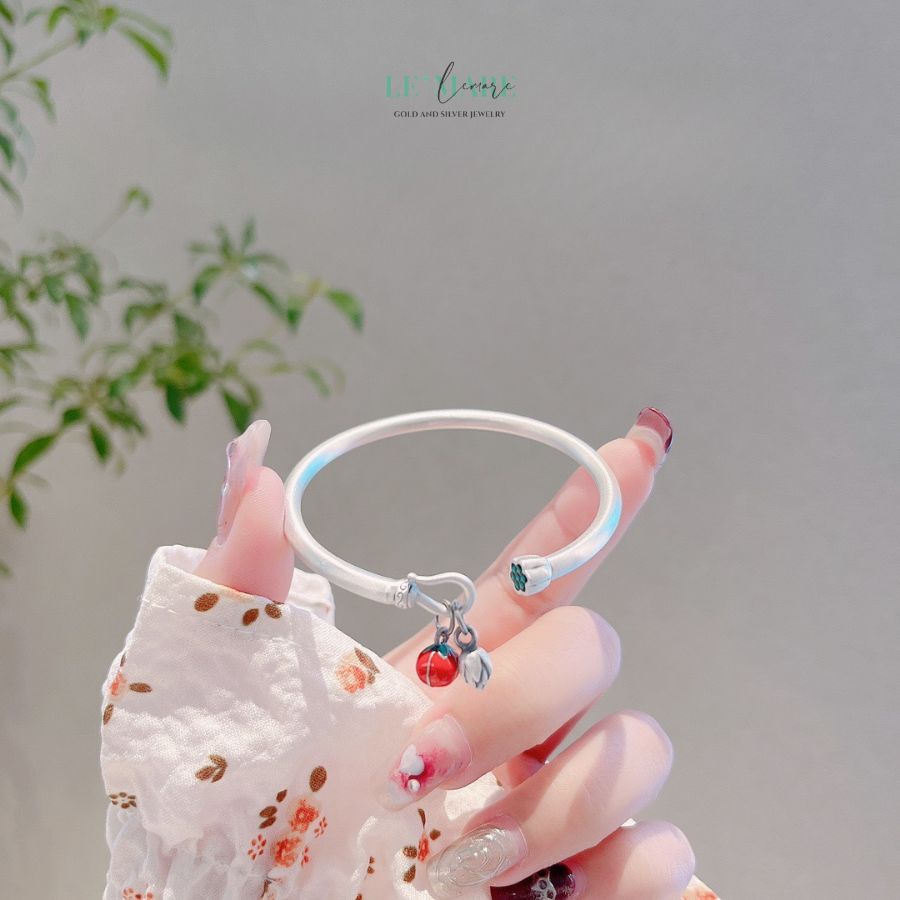Vòng Tay Bạc Nữ Phúc Hồng – Thanh Sắc Của May Mắn và Tình Yêu BNVT48 “Phúc Hồng” giữ riêng mình một vẻ đẹp không thể nhầm lẫn – vẻ đẹp của tự nhiên, của truyền thống hòa quyện cùng tinh thần hiện đại. Mỗi lần đeo chiếc vòng ấy lên tay, là mỗi lần trái tim khẽ rung một nhịp vì cái đẹp mộc mạc mà sâu lắng.