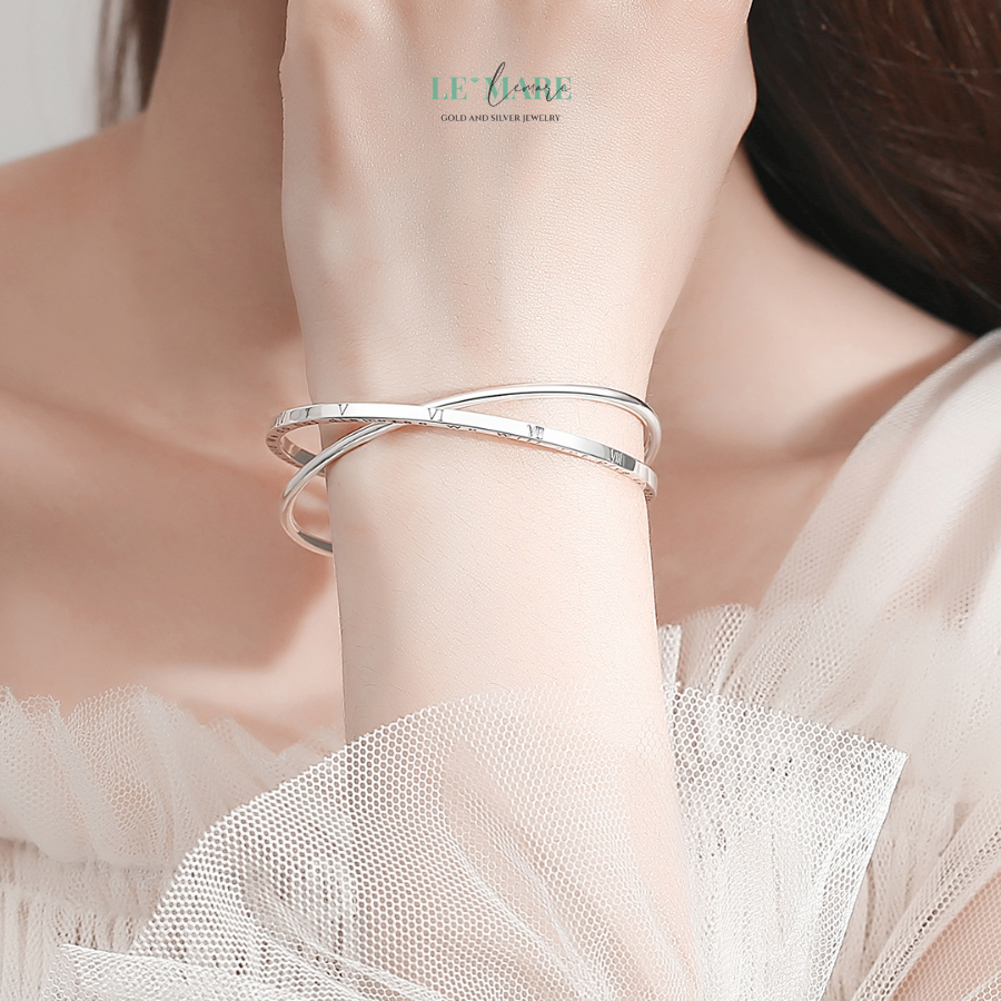 Vòng Tay Bạc Nữ Giao Tâm BNVT53 Không chỉ đơn thuần là một món lắc tay, Giao Tâm còn là một lời tuyên ngôn phong cách:Dành cho người phụ nữ yêu cái đẹp thuần khiết, không cần sự bóng bẩy để toả sáng. Dành cho người chọn sự tinh giản thay vì xô bồ, chọn chiều sâu thay vì bề nổi. Với chất liệu bạc cao cấp, bề mặt bóng mịn, vòng tay bạc nữ Giao Tâm không chỉ tôn lên vẻ đẹp tự nhiên của cổ tay, mà còn trở thành người bạn đồng hành lặng lẽ — để mỗi chuyển động, mỗi cái vuốt nhẹ tay áo cũng đều mang theo khí chất thanh tao.