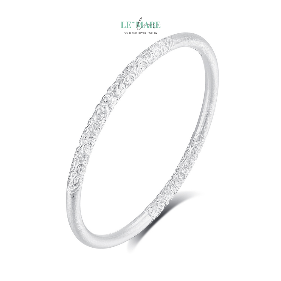 Vòng Tay Bạc Nữ Tâm Bạch Vân BNVT56 Với chiếc vòng tay bạc nữ Tâm Bạch Vân, bạn không chỉ sở hữu một món trang sức đẹp, mà còn mang về cho mình một sản phẩm chứa đựng giá trị tinh thần. Mỗi đường nét trên chiếc vòng tay này đều được chăm chút kỹ lưỡng, mang đến vẻ đẹp tinh tế, thanh thoát, tựa như làn mây trắng trôi giữa bầu trời rộng lớn. Đây không chỉ là một món trang sức, mà còn là lời nhắc nhở về những tình cảm, những kỷ niệm đẹp mà bạn muốn gìn giữ mãi mãi.Hãy để Tâm Bạch Vân trở thành món quà tuyệt vời dành tặng người phụ nữ bạn yêu thương, như một biểu tượng của tình yêu, sự trân trọng và vẻ đẹp vĩnh cửu.