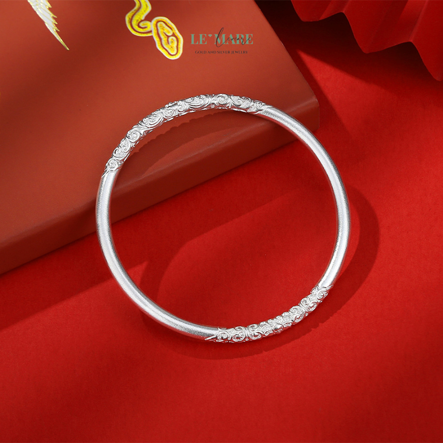 Vòng Tay Bạc Nữ Tâm Bạch Vân BNVT56 Vòng tay, dù là một món phụ kiện nhỏ bé, nhưng lại có thể tạo nên sự khác biệt lớn trong phong cách của người phụ nữ. Đặc biệt, đối với các tín đồ yêu thích trang sức bạc, vòng tay bạc nữ Tâm Bạch Vân là lựa chọn không thể thiếu. Được chế tác tỉ mỉ từ bạc cao cấp, sản phẩm này không chỉ giúp tôn lên vẻ đẹp ngoại hình mà còn mang đến một vẻ đẹp tinh tế, sang trọng cho người sử dụng.