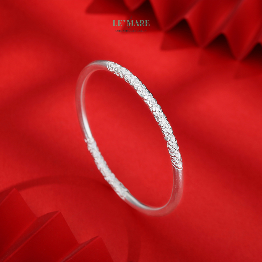 Vòng Tay Bạc Nữ Tâm Bạch Vân BNVT56 Vòng tay bạc nữ Tâm Bạch Vân mang trong mình một vẻ đẹp thuần khiết, tinh tế như những đám mây trắng trôi lững lờ trên bầu trời xanh. Những đường nét mây uốn lượn nhẹ nhàng, tạo nên một hình ảnh bay bổng, tựa như những giấc mơ dịu dàng, trong sáng. Với thiết kế trơn, không quá cầu kỳ nhưng lại vô cùng sang trọng, chiếc vòng tay này là lựa chọn hoàn hảo cho mọi dịp, từ những buổi tiệc sang trọng cho đến những buổi dạo phố bình dị.Bạc, chất liệu được chọn lựa cho sản phẩm này, không chỉ có vẻ ngoài sáng bóng, thu hút mà còn chứa đựng những giá trị lâu dài. Vòng tay bạc nữ Tâm Bạch Vân không chỉ mang lại vẻ đẹp cho người sử dụng mà còn là biểu tượng của sự trường tồn, bền bỉ, như chính tình cảm mà bạn dành cho người phụ nữ thân yêu của mình.