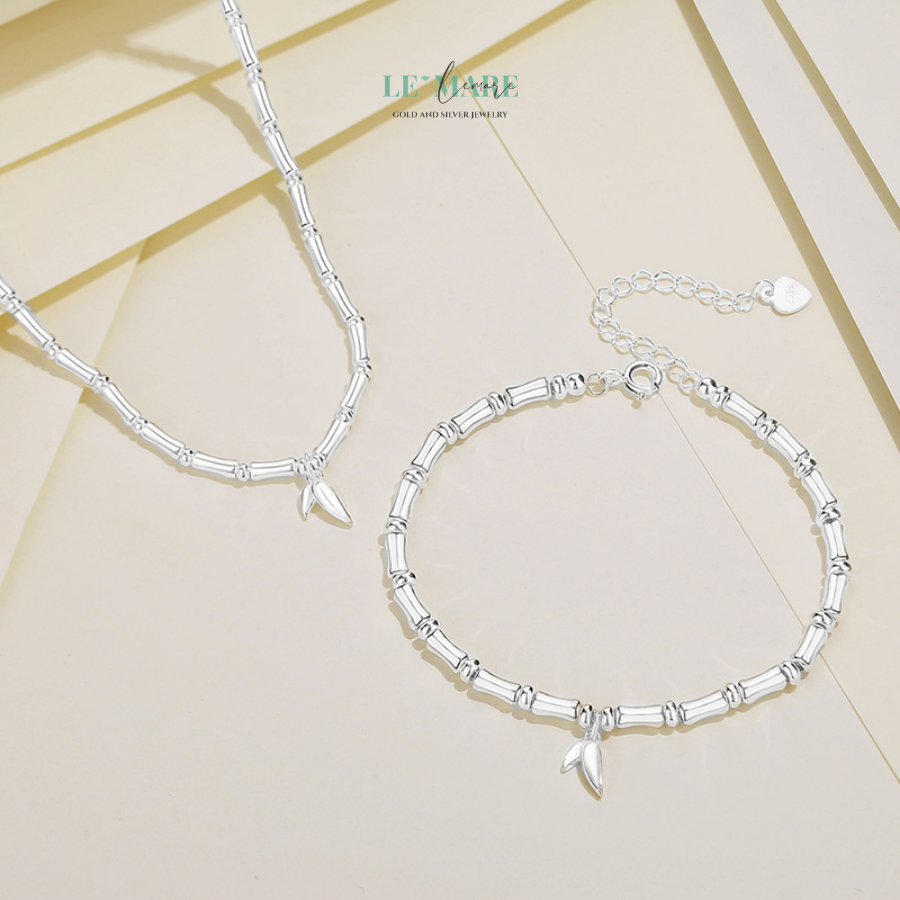 Vòng tay bạc ngọc bích Trúc Lâm Diệp BNVT62 Không giống những món lắc tay lấp lánh, phô trương, Trúc Lâm Diệp giữ cho mình một vẻ đẹp khiêm nhường nhưng cuốn hút. Chiếc vòng như một lời thầm thì: “Tôi không cần nổi bật, tôi chỉ cần đúng với mình.” Chính sự tối giản ấy lại làm nên điểm nhấn độc đáo cho người đeo – nhất là với những người phụ nữ hướng nội, sâu sắc và tinh tế.Dù phối cùng trang phục công sở, váy lụa dịu dàng hay thậm chí là áo dài truyền thống, chiếc vòng tay bạc nữ này đều tôn lên sự thanh lịch, nhã nhặn mà không hề kém phần nổi bật.