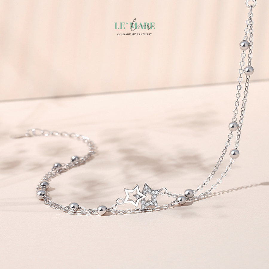 Lắc tay bạc nữ Song Tinh BNVT65 Chất liệu bạc cao cấp: Lắc tay bạc Song Tinh được chế tác từ bạc cao cấp, đảm bảo độ bền bỉ và vẻ sáng bóng theo thời gian.Thiết kế tinh tế: Hai ngôi sao nhỏ xinh, là biểu tượng của sự kết nối, ánh sáng và tình yêu bền vững.
Tính linh hoạt cao: Dễ dàng phối hợp với nhiều loại trang phục khác nhau, từ những bộ trang phục thường ngày cho đến những bộ đầm dạ hội sang trọng.
Món quà tuyệt vời: Là món quà cao cấp, lắc tay bạc Song Tinh là lựa chọn hoàn hảo cho những dịp đặc biệt như sinh nhật, kỷ niệm, lễ tình nhân hay ngày của mẹ.