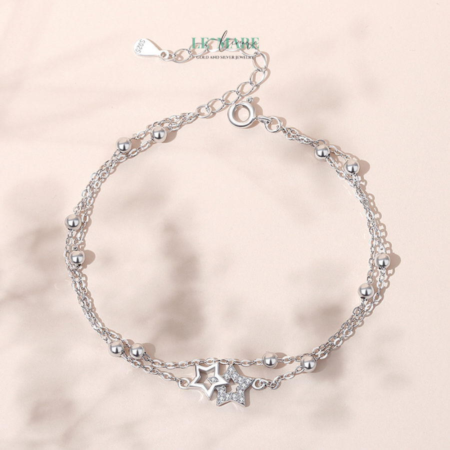 Lắc tay bạc nữ Song Tinh BNVT65 Trong thế giới trang sức, mỗi món đồ đều mang một câu chuyện riêng, là biểu tượng cho những khoảnh khắc quý giá trong cuộc sống. Lắc tay bạc Song Tinh là một sản phẩm tuyệt vời, là sự kết hợp hoàn hảo giữa bạc sáng bóng và thiết kế độc đáo với tâm điểm là hai ngôi sao. Mỗi chiếc lắc tay này không chỉ là món trang sức đẹp mắt mà còn là biểu tượng của tình yêu vĩnh cửu, sự kết nối và những kỷ niệm ngọt ngào.
