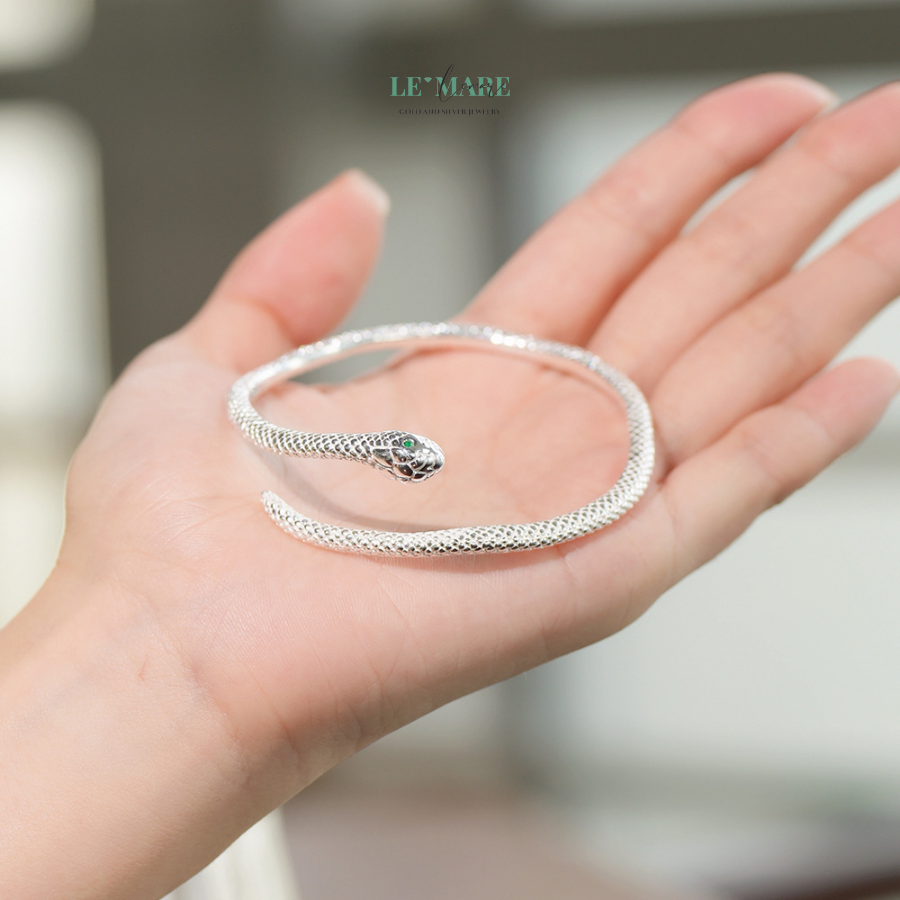 Vòng tay bạc nữ Xà Ảnh BNVT78 Bên cạnh khái niệm vòng tay, lắc tay bạc cũng là cách gọi quen thuộc cho món trang sức đầy nữ tính này. Tuy nhiên, nếu như lắc tay thiên về vẻ đẹp duyên dáng, chuyển động, thì vòng tay bạc nữ Xà Ảnh mang lại cảm giác tĩnh tại mà nội lực.Nó như một lớp giáp bạc mảnh mai bao quanh cổ tay, che chở và tiếp thêm cho người phụ nữ một nguồn năng lượng bí ẩn – giống như cách rắn lặng lẽ nhưng đầy uy lực giữa núi rừng. Vì vậy, gọi đó là vòng tay hay lắc tay không quan trọng. Quan trọng là, người phụ nữ đeo nó sẽ cảm thấy mình khác biệt.