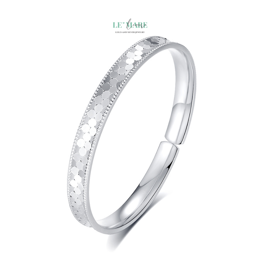 Vòng Tay Bạc Nữ Thiên Qui Gia Bảo – Tượng Trưng Cho Sự Bình An Và Phú Quý Vẹn Toàn BNVT79 Điểm cộng lớn nhất của chiếc lắc tay này chính là khả năng dễ phối đồ và phù hợp với mọi độ tuổi. Thiết kế sang trọng nhưng không cầu kỳ, giúp tôn vinh vẻ đẹp dịu dàng, tinh tế của người phụ nữ. Dù là đi làm, đi chơi hay dự tiệc, vòng tay bạc nữ Thiên Qui Gia Bảo đều giúp bạn tỏa sáng theo cách riêng.