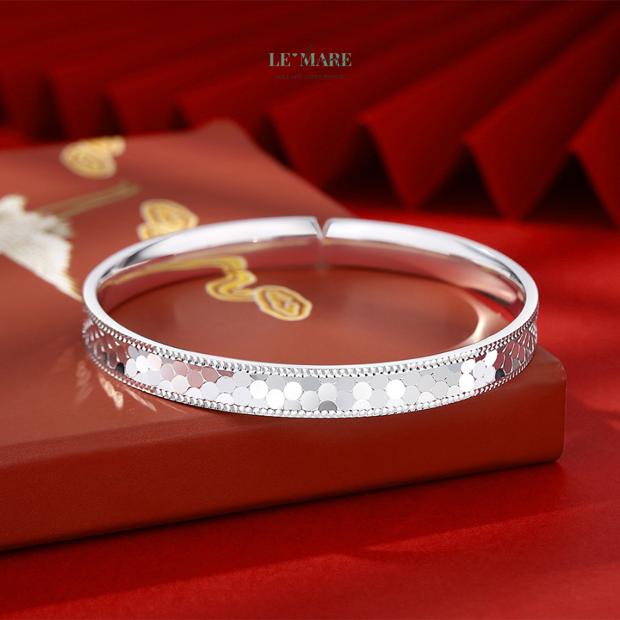 Vòng Tay Bạc Nữ Thiên Qui Gia Bảo – Tượng Trưng Cho Sự Bình An Và Phú Quý Vẹn Toàn BNVT79 Sản phẩm được chế tác từ bạc S925 cao cấp mang đến vẻ ngoài sang trọng và đầy sức sống. Trong phong thủy, ngọc bích không chỉ là biểu tượng của tài lộc, mà còn có khả năng xua đuổi tà khí, bảo vệ và mang lại may mắn cho người đeo.Chiếc vòng tay bạc nữ này không chỉ đẹp về hình thức mà còn truyền tải thông điệp ý nghĩa về tình thân, lòng biết ơn và sự trân quý trong mỗi gia đình.