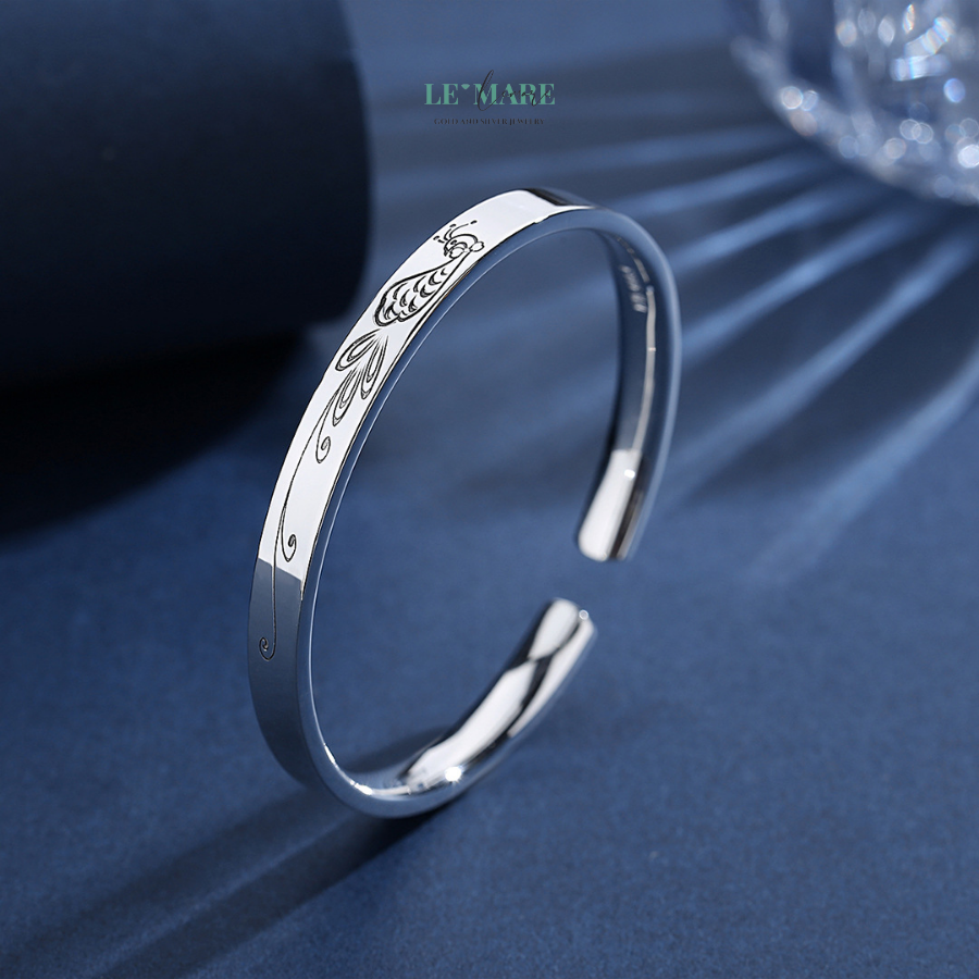 Vòng Tay Bạc Nữ Tước Diễm Liên BNVT80 Trong thế giới của những món trang sức, mỗi món đồ không chỉ là vật trang trí mà còn là biểu tượng của phong cách, cá tính và vẻ đẹp của người sở hữu. Và một trong những món trang sức không thể thiếu trong bộ sưu tập của bất kỳ phụ nữ nào chính là vòng tay bạc nữ. Một chiếc vòng tay không chỉ giúp tôn lên vẻ đẹp thanh thoát, nhẹ nhàng mà còn là món quà đầy ý nghĩa dành tặng người phụ nữ quan trọng trong cuộc sống. Vòng tay bạc nữ Tước Diễm Liên chính là lựa chọn hoàn hảo cho những ai yêu thích sự quý phái, tinh tế và đầy lôi cuốn.