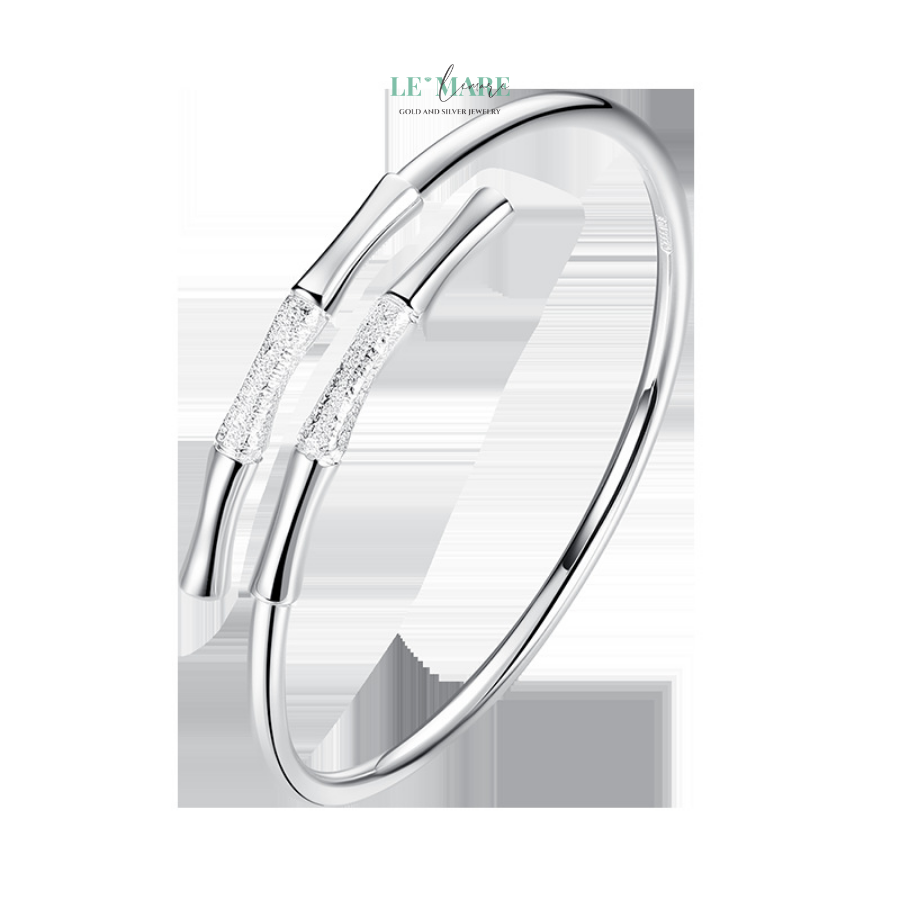 Vòng Tay Bạc Nữ Lam Nguyệt BNVT82 Có bao giờ bạn để ý rằng một chiếc lắc tay không chỉ làm đẹp mà còn kể chuyện? Khi bạn nâng ly, khi bạn vén tóc, khi bạn đặt tay lên vai ai đó – chiếc vòng ấy khẽ lay động theo từng cử chỉ, như thể nó đang đồng cảm, đang sống cùng từng cảm xúc trong bạn.Lam Nguyệt không nói lời nào, nhưng sự hiện diện của nó luôn đủ để khiến người đối diện dừng lại, ngước nhìn, và ghi nhớ. Một món vòng tay bạc nữ đẹp không chỉ vì chất liệu, mà còn vì nó gợi lên cảm xúc – và Lam Nguyệt làm được điều ấy, nhẹ nhàng như trăng lam xuyên qua tầng mây.
