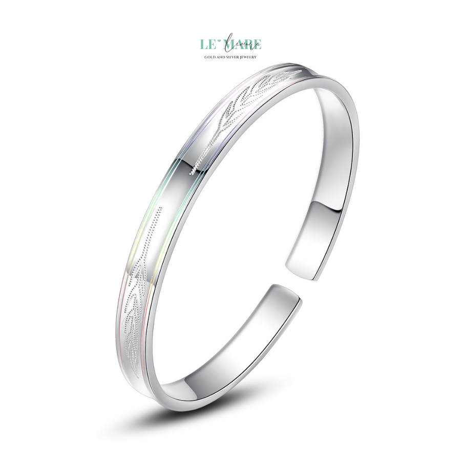 Vòng tay bạc nữ Ánh Kim – Mắt Xích Nữ Tính BNVT84 Nếu bạn là người theo đuổi phong cách tối giản, thanh lịch, một món vòng tay nữ trơn sẽ là bạn đồng hành hoàn hảo. Không cần phải lo lắng về việc kết hợp với trang phục – vì nó phù hợp với mọi thứ: váy trắng nhẹ nhàng, áo sơ mi công sở, hay thậm chí là áo len mùa đông.Một chiếc vòng tay bạc nữ không chỉ làm đẹp cho cổ tay, mà còn nâng tầm khí chất. Nó nói thay người đeo: “Tôi không cần nổi bật để khác biệt. Tôi chọn sự tinh tế để bền lâu.”