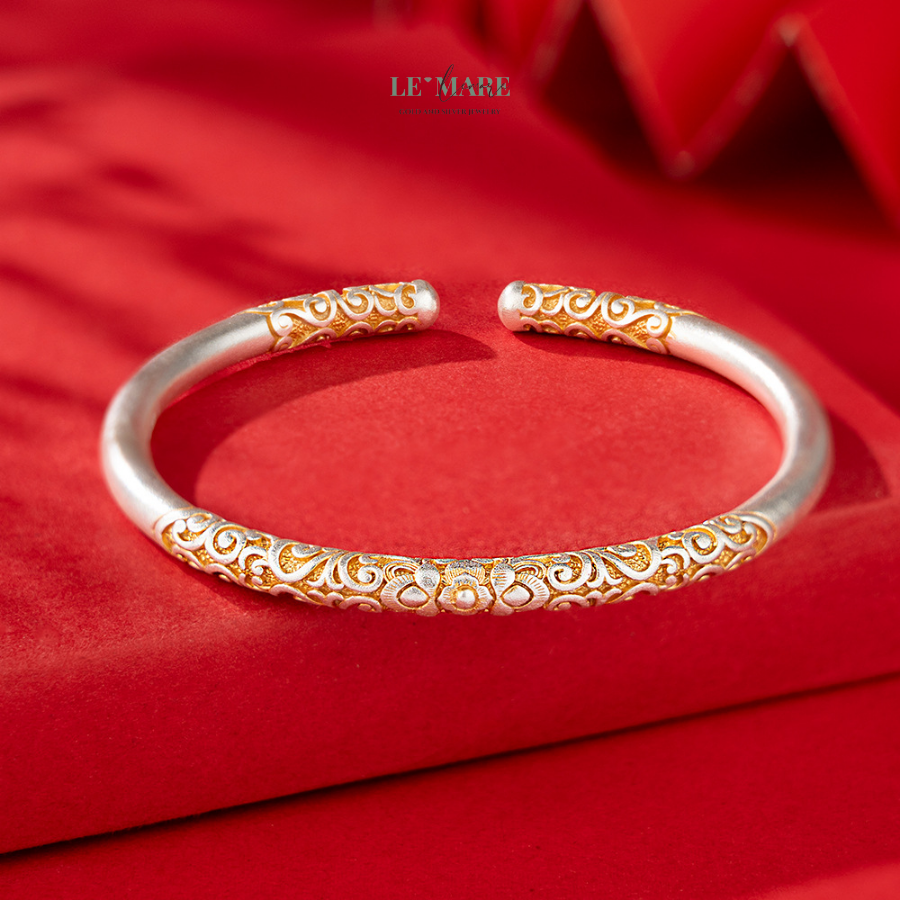 Gramina – Khi nét mềm mại của cỏ ôm lấy sự cứng cáp của bạc BNVT96 Chính sự kết hợp này tạo nên một món vòng tay không giống bất kỳ thiết kế nào khác – thanh lịch mà không gò bó, cá tính nhưng vẫn giữ được nét dịu dàng sâu lắng. Đây là mẫu vòng tay bạc nữ phù hợp cho mọi độ tuổi, mọi kiểu phong cách – từ tối giản hiện đại đến cổ điển thanh tao.