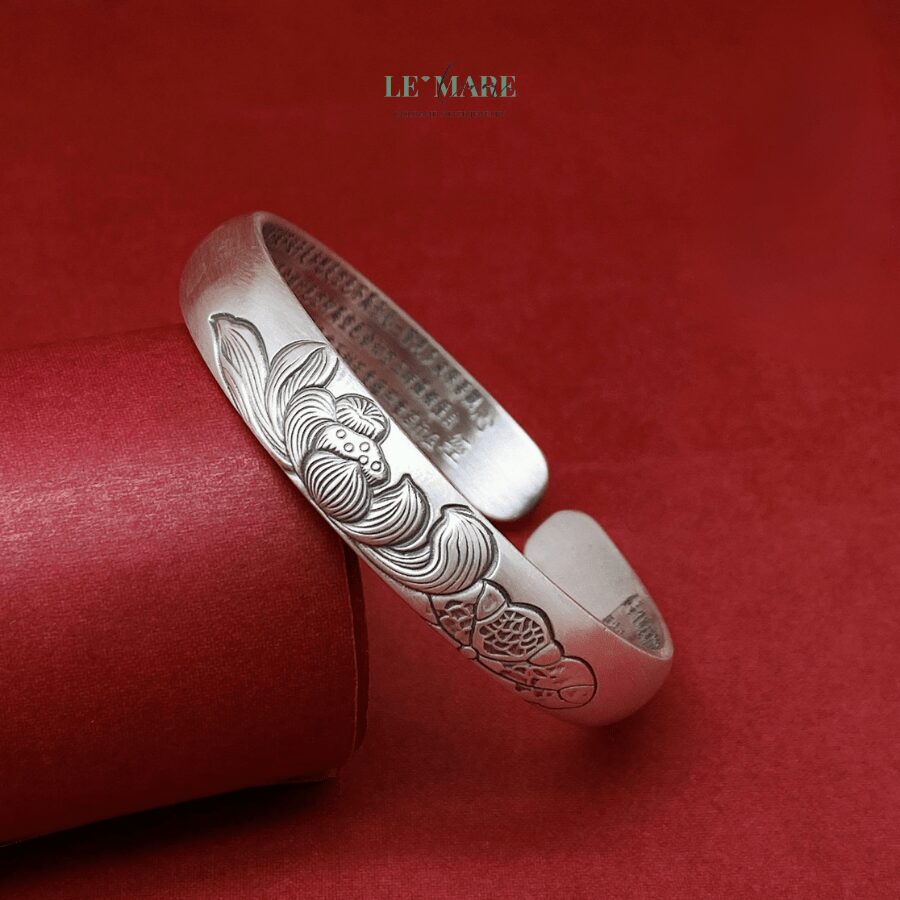 Liên Tâm Ngân Sắc – Vòng Tay Bạc Nữ Gửi Gắm Sự Thanh Khiết Từ Đài Sen BNVT33 "Liên" là hoa sen – biểu tượng của sự thuần khiết, của phẩm hạnh không nhiễm bụi trần."Tâm" là cốt lõi của người phụ nữ – nơi hội tụ yêu thương, bao dung và tĩnh tại.
"Ngân Sắc" là ánh sáng từ chất bạc – sáng mà dịu, lạnh mà thắm, vĩnh cửu theo thời gian.
Liên Tâm Ngân Sắc không chỉ là một món vòng tay nữ trang sức, mà còn là biểu hiện của vẻ đẹp nội tâm. Nó như một lời chúc – cho trái tim luôn trong lành như đài sen, cho tâm hồn mãi vững chãi dù gió nổi, và cho tình cảm giữa người với người không vơi cạn qua tháng năm.