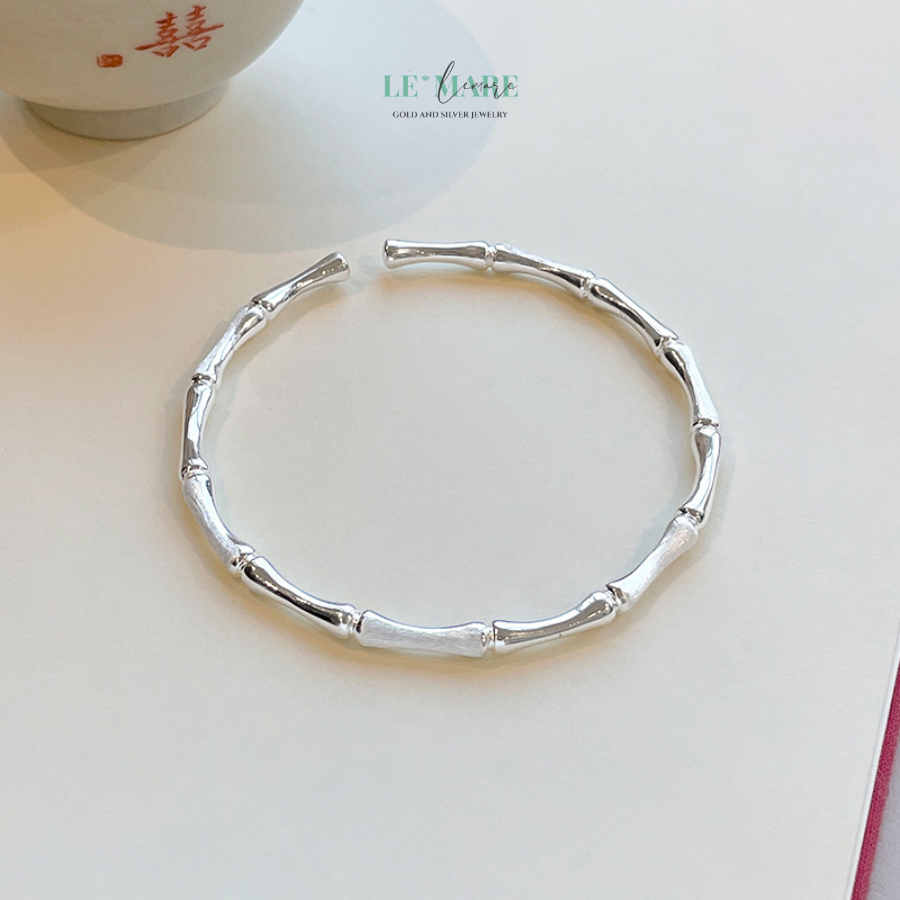 Trúc Ân – Vòng Tay Bạc Nữ Mang Hình Bóng Cân Trúc và Lòng Tri Ân Lặng Thầm BNVT105 Chiếc vòng nhỏ nhưng đủ để ghi dấu một mối quan hệ, một kỷ niệm, một sự biết ơn. Dù là tự tay chọn cho mình hay gửi trao cho người thân yêu, Trúc Ân luôn mang một ý nghĩa lớn hơn vẻ ngoài – bởi nó là biểu tượng cho ân tình lặng lẽ nhưng không bao giờ lãng quên.