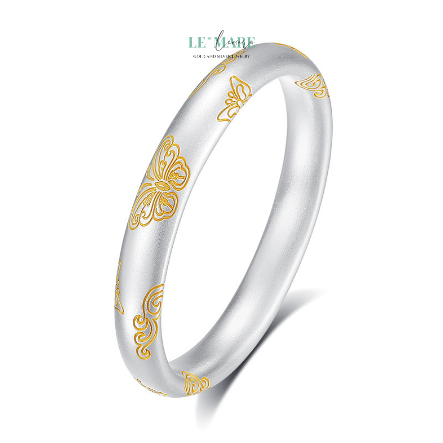 HOÀNG ĐIỆP – VÒNG TAY BẠC NỮ MANG DÁNG HÌNH BƯỚM VÀNG BAY GIỮA NẮNG BNVT109 Quà tặng mẹ – người phụ nữ đã hy sinh cả đời, như cánh bướm lặng lẽ giữ nắng trong vườn nhà.Quà tặng vợ – lời cảm ơn ngọt ngào cho một người luôn dịu dàng mà kiên định.
Quà tặng bạn gái, người yêu – thông điệp yêu thương nhẹ nhàng: “Em như ánh nắng trong đời anh.”
Hay một quà tặng cao cấp cho chính bản thân mình – như một lời nhắc: bạn xứng đáng với những điều đẹp đẽ, thanh tao.