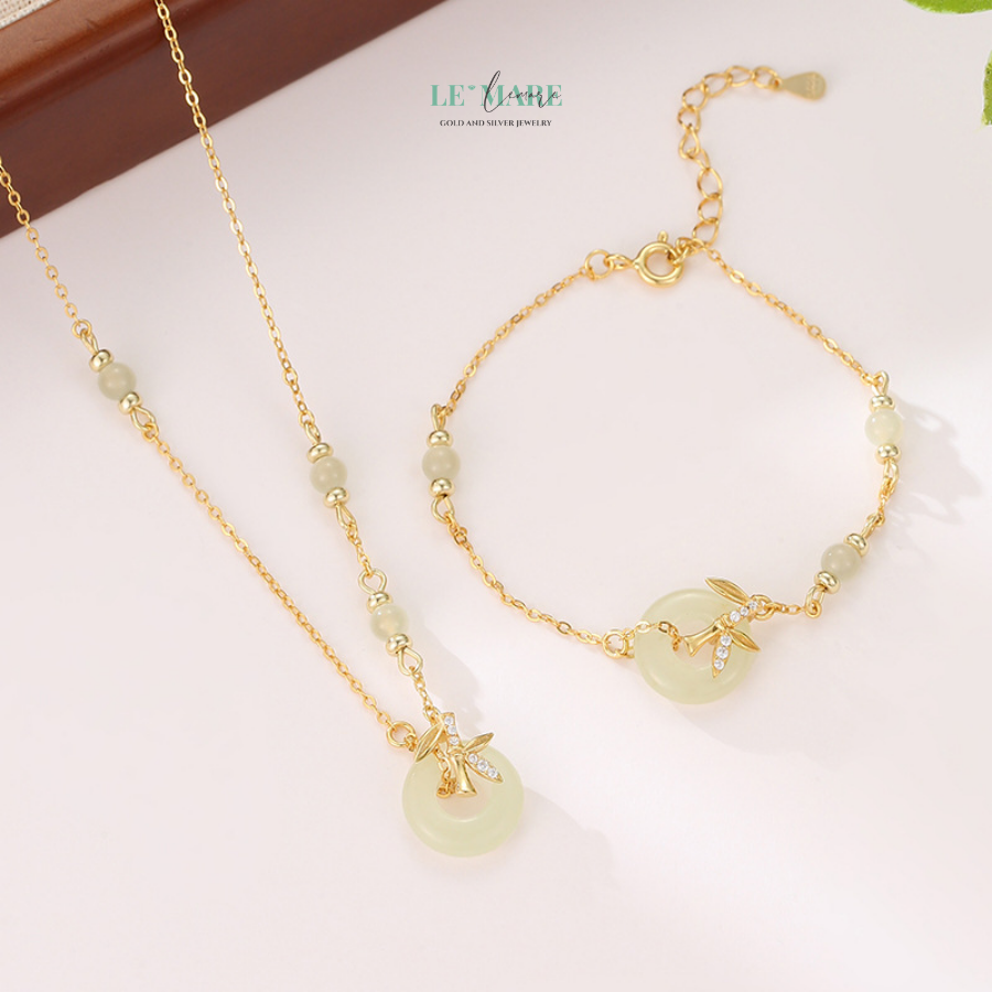 Có những vẻ đẹp không phô trương, không cầu kỳ, nhưng lại khắc sâu vào lòng người – như dáng trúc mảnh mai đứng lặng giữa gió, như ánh ngọc bích xanh thẳm trong sương sớm. Từ nguồn cảm hứng ấy, "Trúc Diệp" ra đời – một vòng tay ngọc bích nữ mang vẻ đẹp của sự thanh thoát, kiên cường và đầy nội lực.