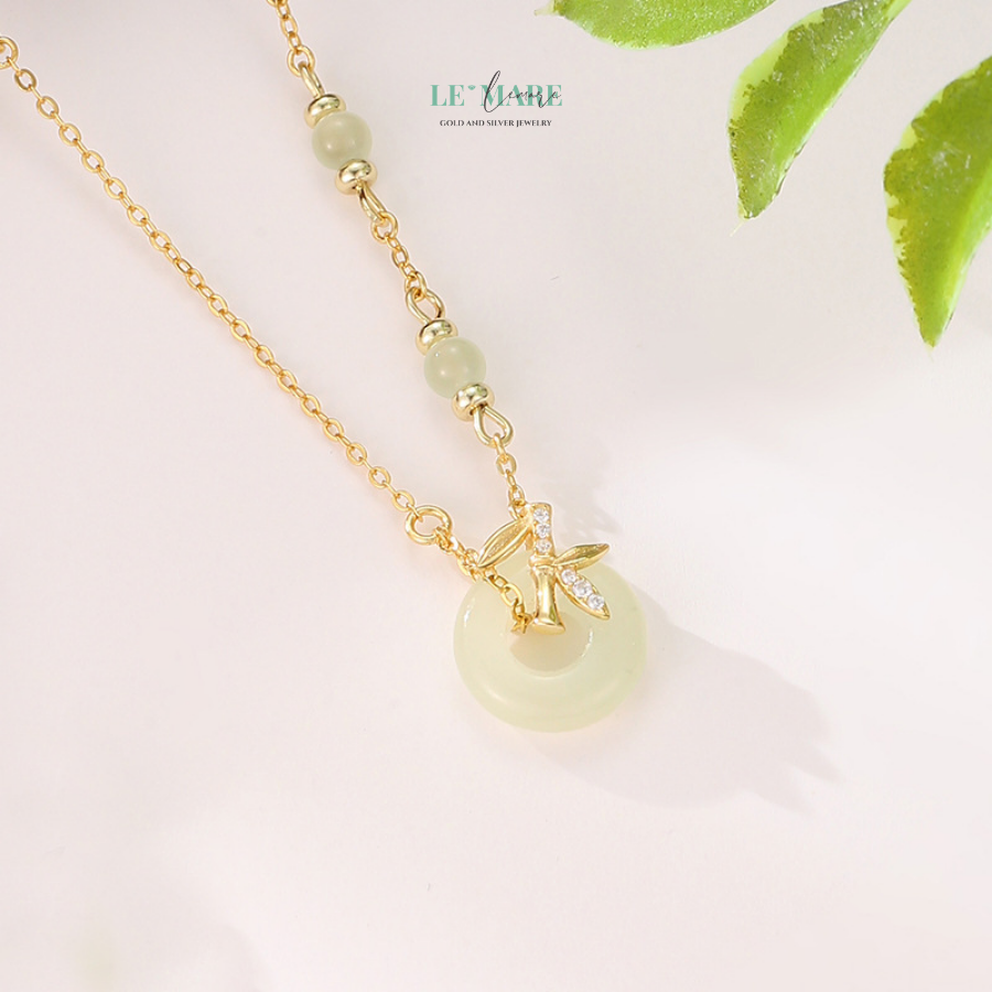 Không chỉ là một vòng tay, lắc tay, hay vòng tay bạc nữ đơn thuần, "Trúc Diệp" là lời thì thầm về một triết lý sống: giản dị nhưng không tầm thường, mềm mại nhưng không yếu mềm. Người phụ nữ đeo "Trúc Diệp" là người biết giữ cho mình sự nhẹ nhàng của lá, nhưng cũng có cốt cách vững chãi như thân trúc.Nó không dành cho số đông – nó dành cho những ai chọn bước đi thanh thản, giữa muôn vàn lựa chọn lấp lánh nhưng xô bồ.