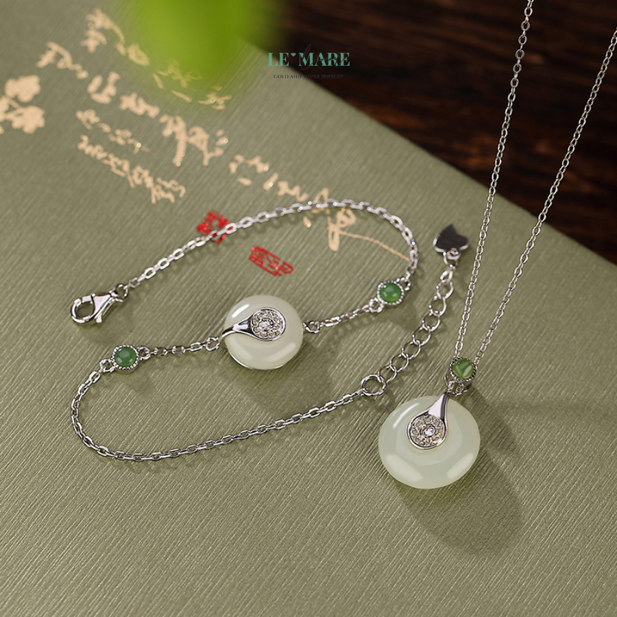 Viên Tĩnh – Khi vẻ đẹp tỏa ra từ sự tĩnh tại BNVT99 Ở chính giữa “Viên Tĩnh” là một viên ngọc bích tròn đầy – hình ảnh của sự viên mãn và cân bằng. Không chỉ là một chi tiết trang trí, viên ngọc ấy là linh hồn của chiếc lắc tay, là “tâm” – cả về bố cục lẫn cảm xúc. Tựa như trái tim bình yên đang đập giữa nhịp sống nhiều chênh vênh, nó nhắc người đeo luôn trở về với chính mình – giản dị, nhưng không tầm thường.